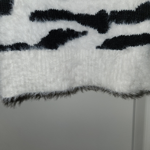 Bar III Black & White Zebra Print Sweater Size M Super Soft & Fuzzy Long Sleeves - Picture 4 of 13
